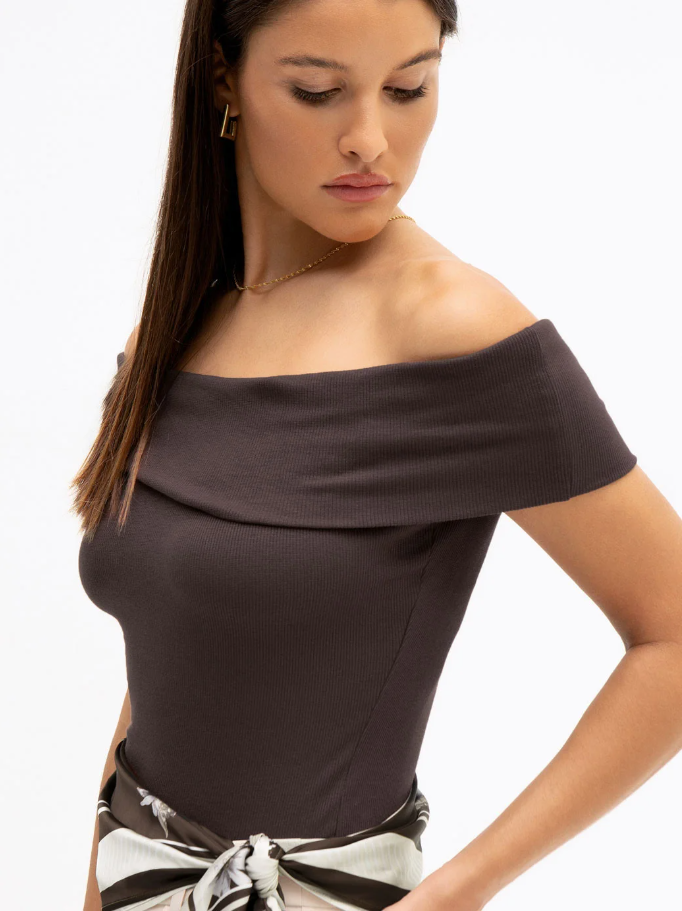 Blusa Ombro a Ombro de Malha Canelada Marrom Gracy - Imagem 4